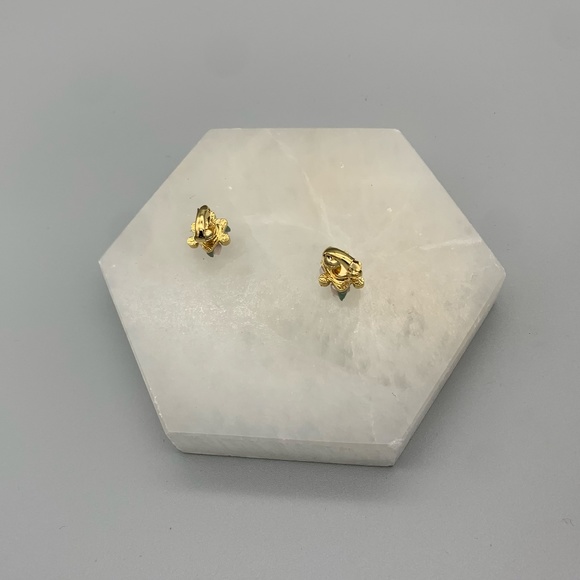 Vintage Small Ceramic Floral and Pearl Clip-on Earring. Good Condition. - Picture 2 of 2